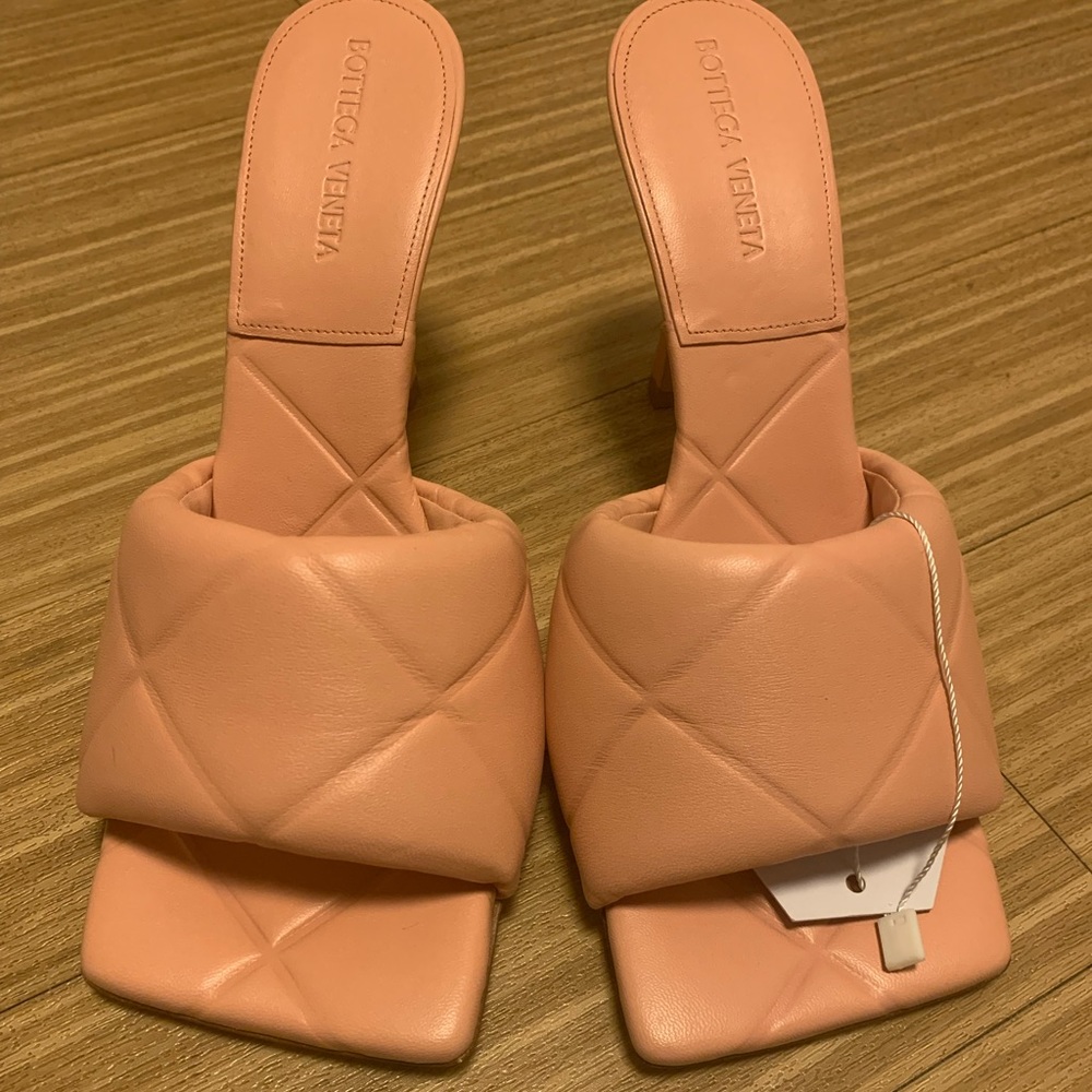 BOTTEGA VENETA LIDO PADDED RUBBER SANDAL MULES COLOR PEACHY NEW SIZE 39